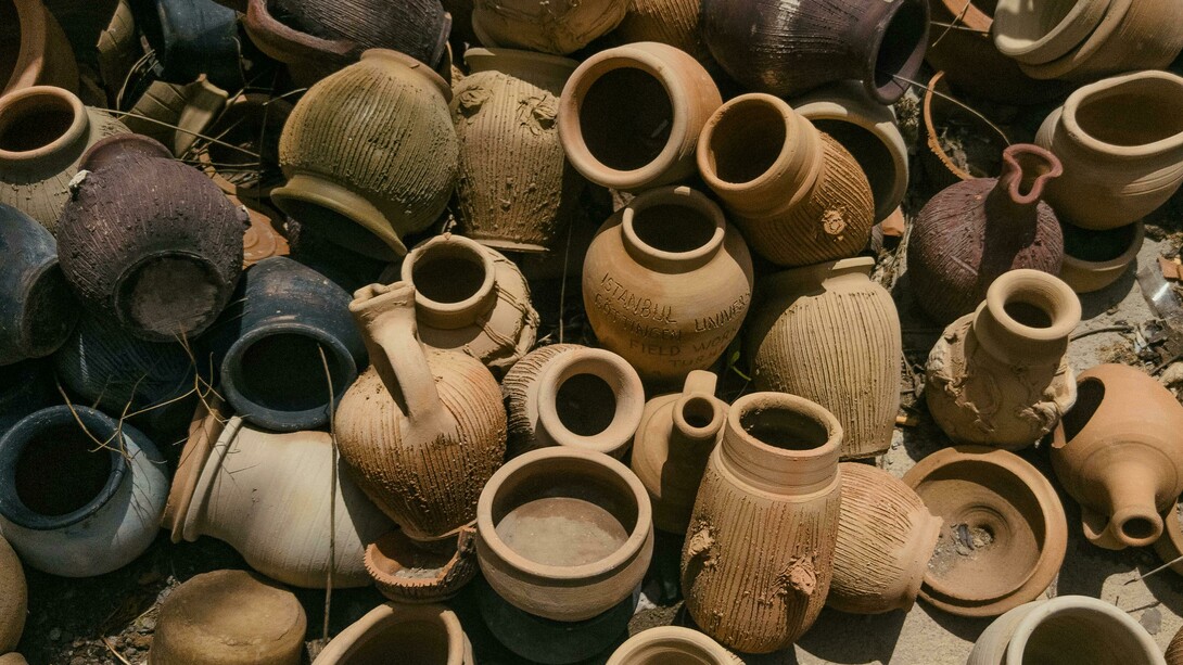 Minha paixão pela argila começou como um hobby que descobri quando voltei a viver no Brasil e fui levando ele de maneira despretensiosa até começarem a surgir cada vez mais encomendas e mais recentemente o convite para dar aulas. Esse novo contato constante com alunos conhecendo a arte cerâmica pela primeira vez tem me trazido cada vez mais reflexões. Pesquisando e vivendo tudo isso nos últimos meses, decidi compartilhar algumas delas nesse texto