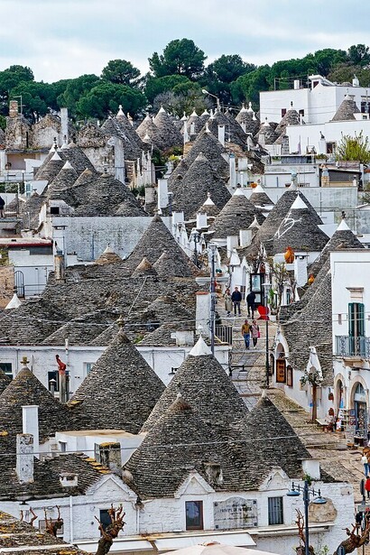 Vista a los techos de los trulli en Alberobello, Italia