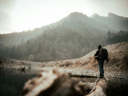 La relación personal con la montaña puede comenzar como una simple apreciación y, en algunos casos, transformarse en una conexión más profunda al experimentar actividades como el montañismo