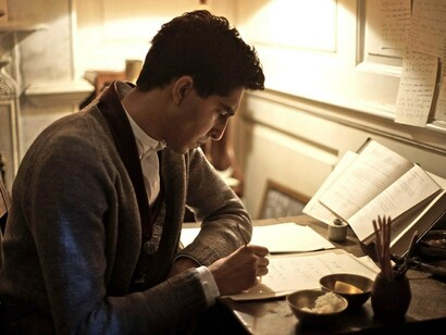Dev Patel em O homem que viu o infinito
