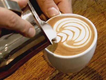 Dibujando con leche sobre un café