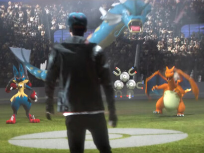 Un jugador con varios Pokemon alrededor