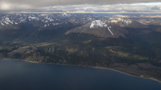 Isla Grande de Tierra del Fuego: compartida por Argentina y Chile, países a los que les corresponde la parte oriental y occidental, respectivamente