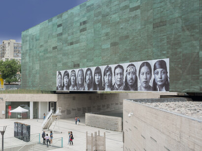 Estados Unidos no ha ratificado los tratados internacionales que consagran muchos de los DDHH directamente afectados por los extremos de pobreza y riqueza, como la educación y la salud. Museo de la Memoria y los Derechos Humanos, Santiago, Chile