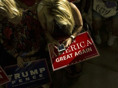 Seguidoras de Trump teclean en sus móviles durante un acto de campaña en las pasadas elecciones presidenciales