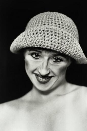 Untitled Film Stills, Cindy Sherman, 1975. Al adoptar distintos roles, la artista revela la teatralidad de la identidad, cuestionando lo que se presenta como “auténtico”