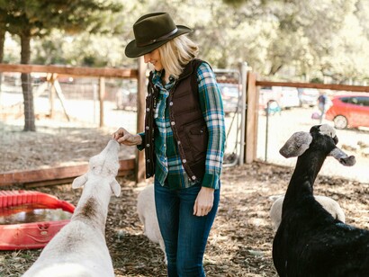 Uma mulher cuidando de animais de forma amorosa, proporcionando cuidados com respeito e sem exploração