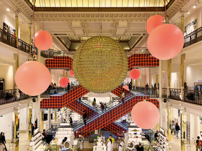 Decoración navideña al interior del almacén Le Bon Marché, París, Francia