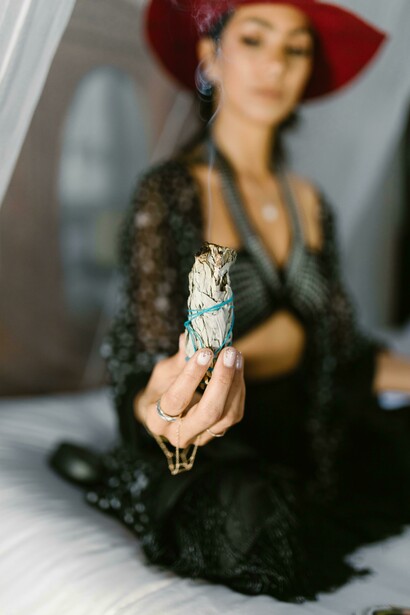 Donna con incenso: "Non c’è pensiero, non c’è ricerca, non c’è fame di sapere. Solo una spiritualità comoda, fatta di storie da 15 secondi..."
