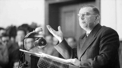 Aún está pendiente crear una teoría existencialista de la historia. Sartre se mantuvo cerca de hacerlo, pero no lo hizo