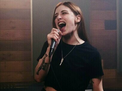 "The Times They Are A-Changin'" utiliza uma melodia cativante para complementar seu apelo urgente à mudança social. Dylan exorta diferentes segmentos da sociedade a reconhecerem a inevitabilidade da mudança e a se adaptarem a novos tempos. A estrutura repetitiva e a progressão harmônica da melodia reforçam o senso de urgência e inevitabilidade