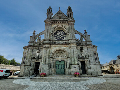 La basilique de Sainte-Anne d’Auray. L'histoire du sanctuaire remonte au 17e siècle, lorsque Yves Nicolazic, un paysan breton, affirma avoir eu des apparitions de sainte Anne en 1624 © One Two Trips