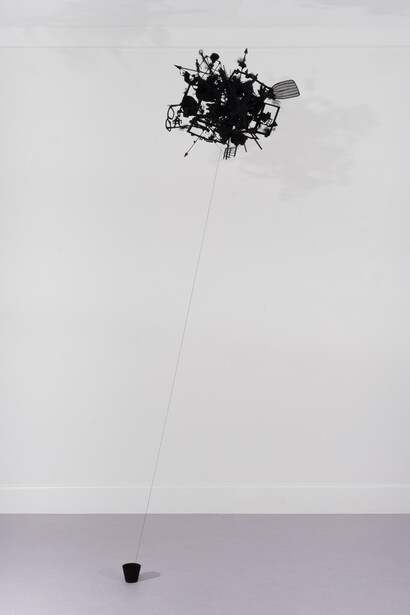 Tom Friedman, Black Constellation, 2023. Things, paper, string, pillow stuffing, paint, 96 x 38 x 33 inches, 243.8 x 96.5 x 83.8 cm © Tom Friedman; Courtesy the artist, Lehmann Maupin, New York, Hong Kong, Seoul, and London and Stephen Friedman Gallery, London