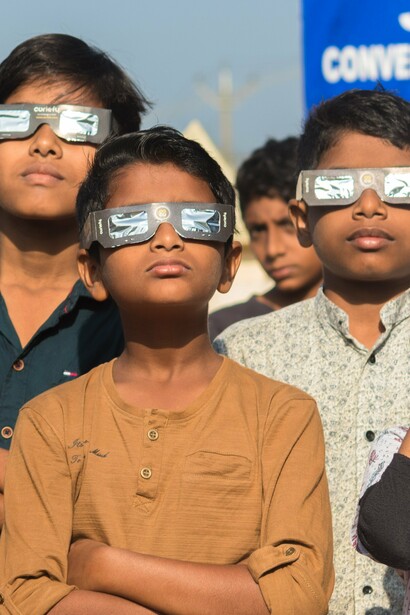 Grupo de niños observando el eclipse en el distrito de Ernakulam, estado de Kerala, India
