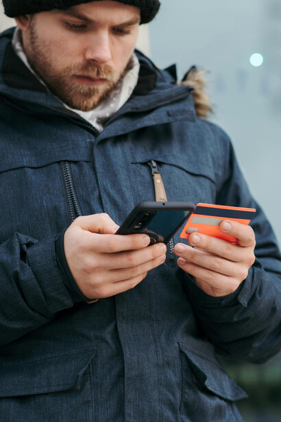 A cultura do consumismo transforma desejos em necessidades, levando ao endividamento e à insatisfação pessoal