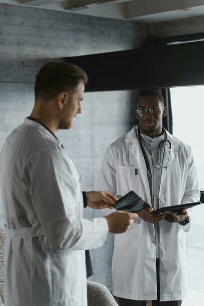 Doctores revisando estudios clínicos de sus pacientes. Una visión clara e inspiradora es fundamental para guiar a la organización a través del cambio