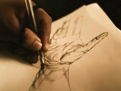 L'artista Giovanni Manzoni Piazzalunga mentre disegna