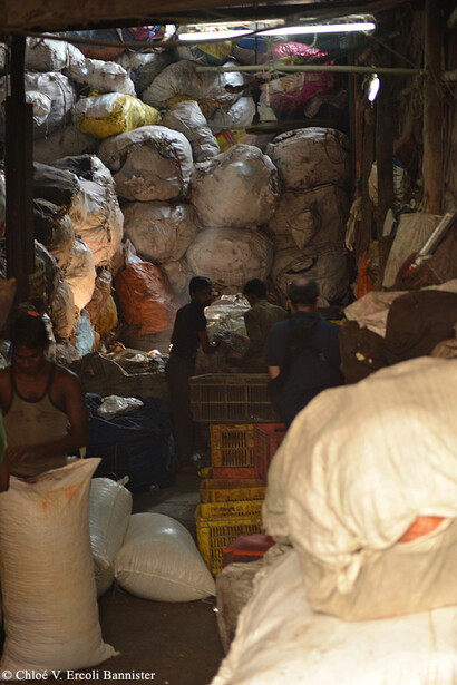 Sacchi di immondizia negli slum