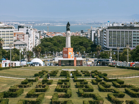 Vista do Parque Eduardo VII, em Lisboa, com seus jardins alinhados e a cidade ao fundo. É neste cenário que se insinua a infância do protagonista, onde o mundo parecia maior do que ele conseguiria ocupar. Ali começam as memórias de um homem que, desde cedo, aprendeu a existir à margem