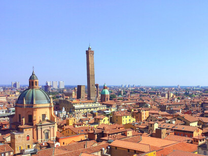 Vista de Bolonia mostrando las torres Garisenda y Asinelli, Italia