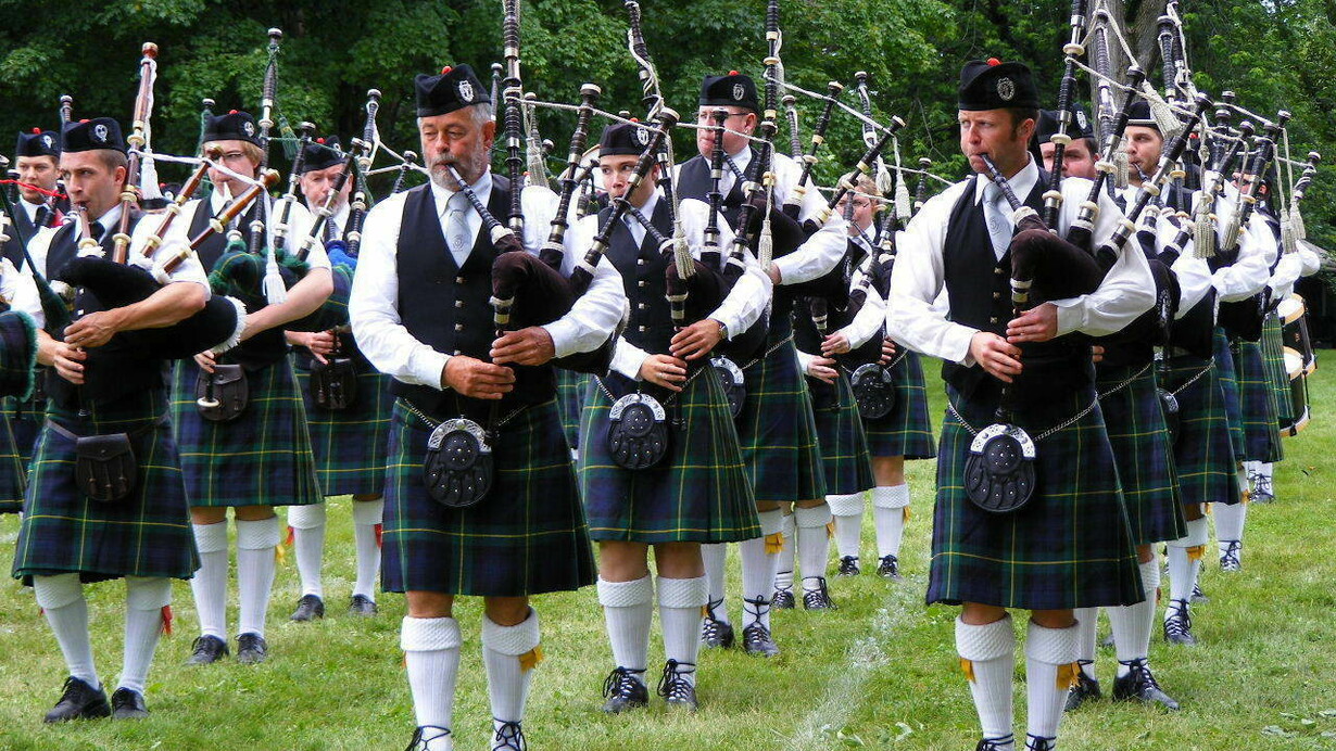 Desfile de gaiteros en los Highlands games