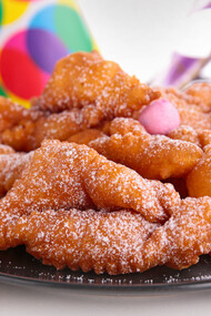 As Filhós, estão para a folia da mesma forma que o Cavaco (ou Cavaquinho), e é claro que eu me refiro aqui ao doce, e não ao instrumento musical; o Cavaco que tem também a sua origem no velho continente, e assim como a nossa estrela de hoje também é mergulhado no óleo fervente, sendo dono de diversos formatos e tamanhos podendo ser encontrado nos semáforos de Recife e Olinda em qualquer época do ano