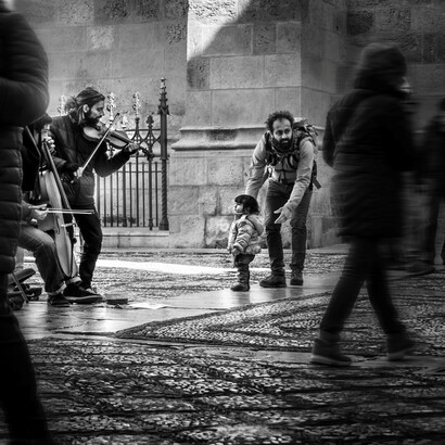 L’indifferenza quotidiana è il passo distratto che trasforma un pericolo evitabile in una catastrofe inevitabile