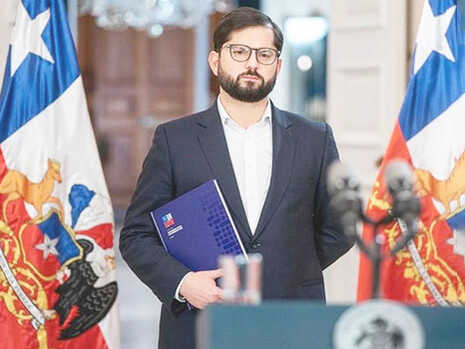 Presidente Gabriel Boric, sostiene el ultimo borrador de la Nueva Constitución que se llevará al plebiscito el próximo 4 de septiembre de 2022 en Chile