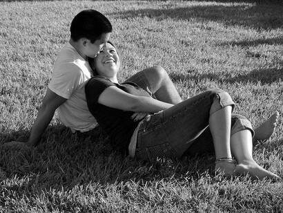 Jóvenes relajados en un parque
