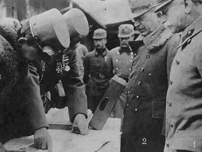 L'Imperatore Carlo I  (a sinistra) discute di un piano