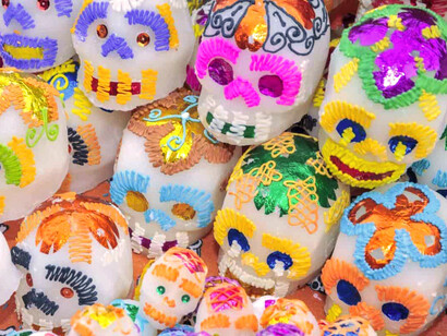 Las calaveritas de dulce se elaboran con una técnica llamada alfeñique
