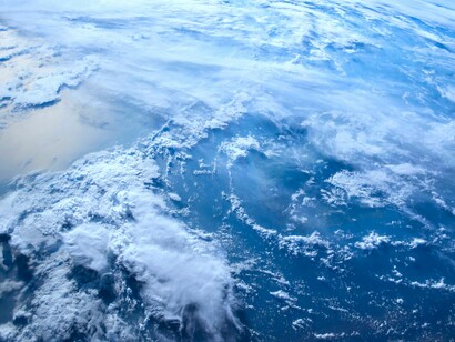 Anaximandro fue más allá de Tales al afirmar que la Tierra sencillamente estaba suspendida en el espacio