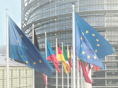 Banderas de los países miembros de la UE en el exterior de la sede del Parlamento Europeo, Bruselas, Bélgica