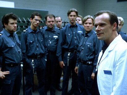 Conformidad. Imagen de la película "The Experiment" (2010) de Paul Scheuring, basada en los experimentos de la carcel de Stanford