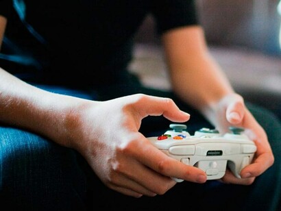 Un hombre jugando con su consola