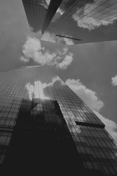 A luta entre a serenidade exterior e o tumulto interno descrita através da jornada de um jovem pelas ruas da cidade