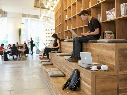 No solo desde casa, muchas personas aprovechan su tiempo libre para trabajar desde sitios con wifi, como parques públicos, bibliotecas y cafés