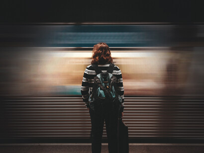 Il cantante rivide la sua ex fidanzata un giorno per caso in metropolitana mentre camminava accanto al nuovo compagno