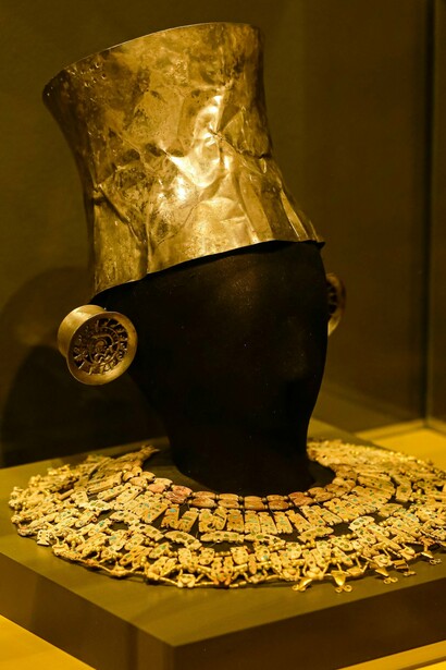 Joias e ornamentos ancestrais revelam a riqueza simbólica de povos antigos, mas também lembram que muitos desses tesouros chegaram às vitrines ocidentais em contextos de dominação