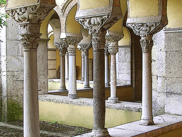 Colonne nel Chiostro del complesso monastico di Santa Sofia. Benevento, Italia