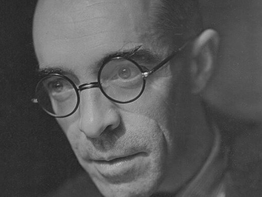 Ainda na Faculdade de Letras da Universidade do Porto, num dos Saraus Culturais da Queima das Fitas, entrei no Palco e recitei o Cântico Negro; um cântico que tem sido uma espécie de bússola no meu caminho




