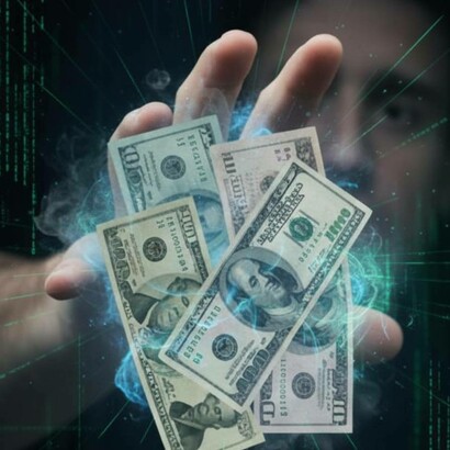 Banconote tra le mani e grafiche digitali: verso l'abolizione del contante: la transizione dalla moneta fisica alle Central Bank Digital Currencies (CBDC)