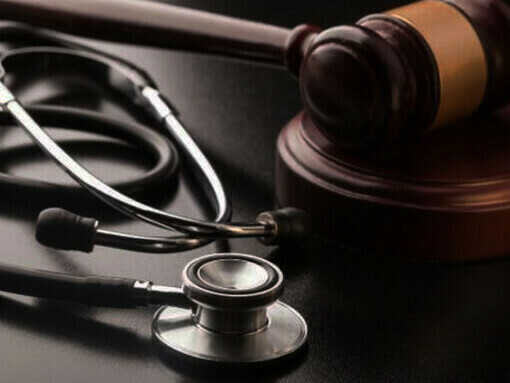 Los gobiernos, salvo en China,  no han conseguido rebajar con éxito las tasas de estas enfermedades y la desnutrición prevenibles.Un mazo y un estetoscopio simbolizando la lucha por la justicia social y legal