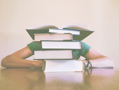 Un libro abierto encima de una pila de libros