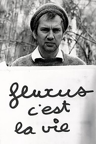Fluxus, l’art c’est la vie. Si c’est le cas, alors l'art est beau, laid, dérangeant, touchant, violent, réconfortant, dur, ou encore, joyeux, drôle, parfois triste