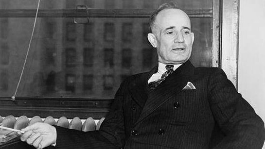 Napoleon Hill, scrittore di celebri libri di auto-aiuto, avvocato e giornalista americano, nel 1937