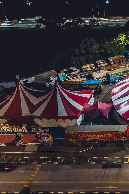 Tendone da circo con un'inquadratura dall'alto