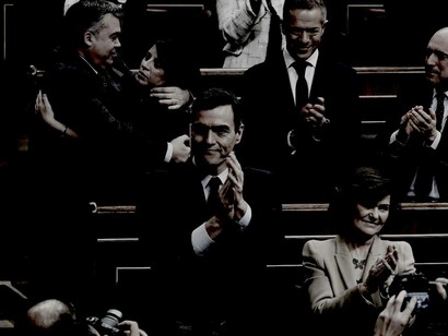 Sánchez y parte del grupo socialista aplauden tras confirmarse su investidura como presidente del Ejecutivo español