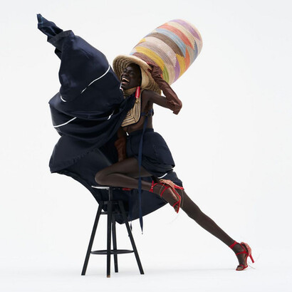 La sua visione artistica combina la passione per l'artigianato sudanese con un tocco europeo contemporaneo
