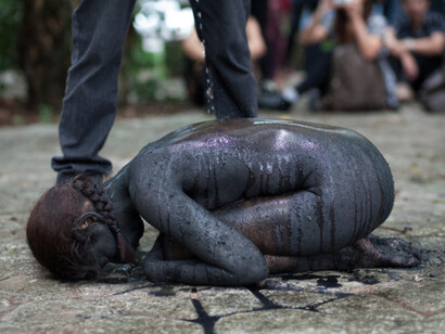 Regina José Galindo en una de sus «performances»